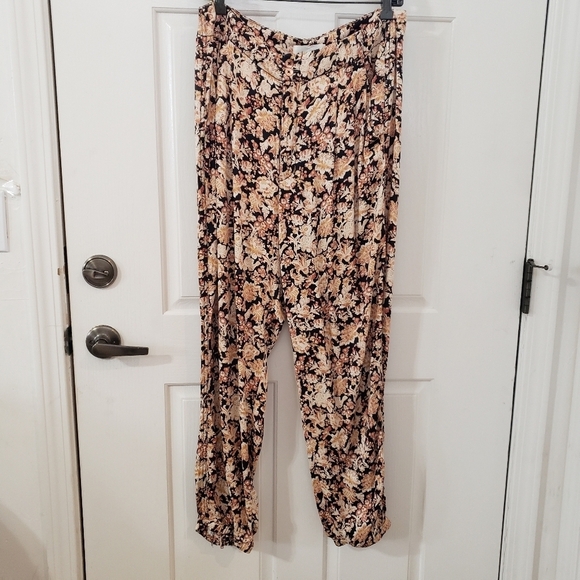 Anthropologie Pants - Anthropologie Floral Pants - Black and Cream